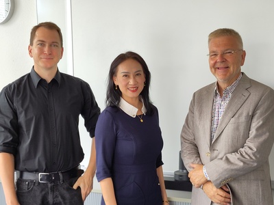 von links nach rechts: Herr Mahnicke, Frau Li, Prof. Dr. Ing. Lieback