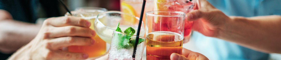 Menschen die mit Cocktails anstoßen