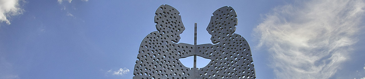 Molecule Man bei blauem Himmel