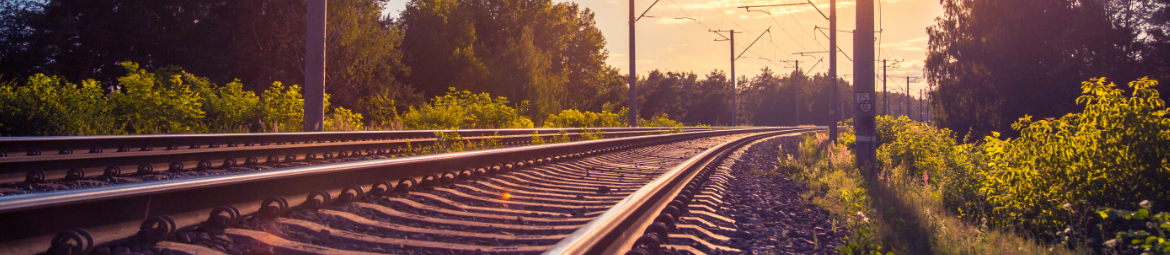 Bahnschienen und Oberleitungen