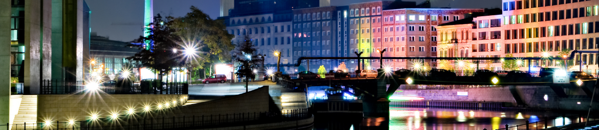 Berlin bei Nacht mit bunten Lichtern