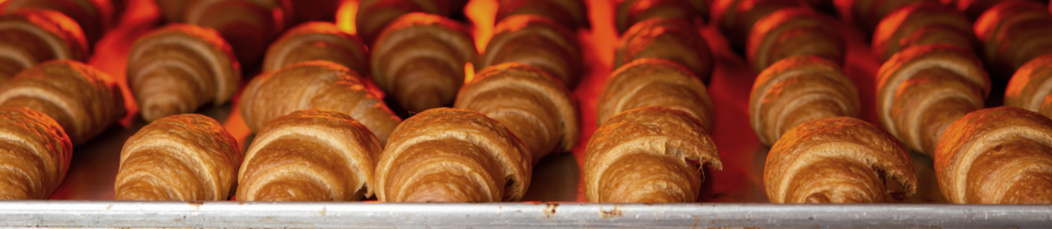 Croissants auf dem Backblech