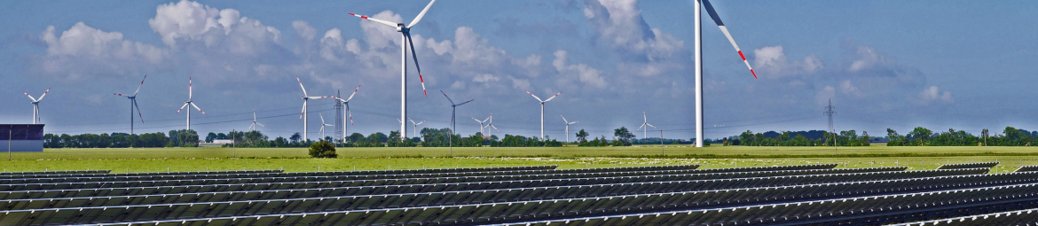 Photovoltaikanlagen vor Windpark