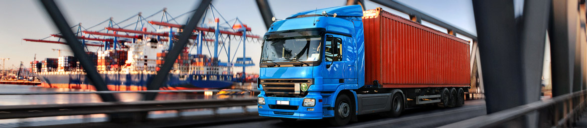 LKW fährt aus dem Containerschiffhafen