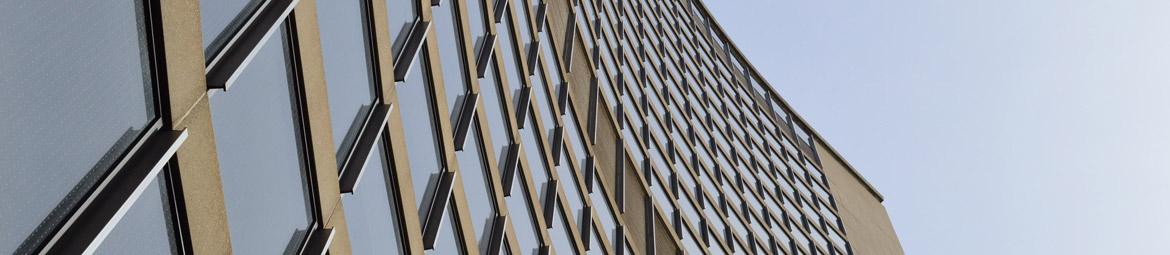 Seitenwand eines Bürogebäudes mit vielen Fenstern