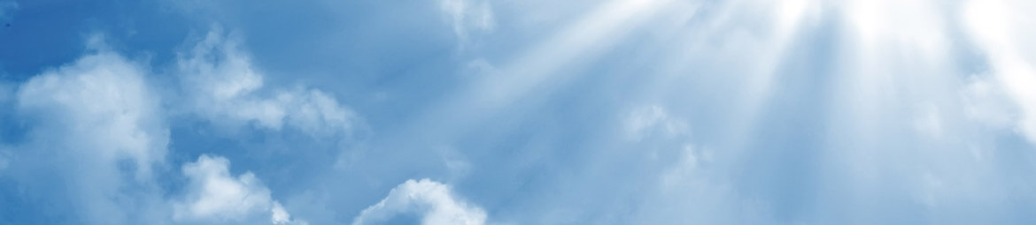 Ein klarer Himmel mit Sonnenstrahlen