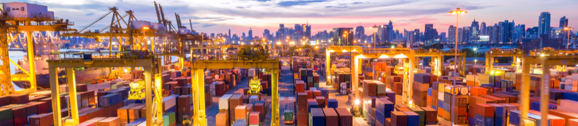 Hafenlogistik bei Nacht